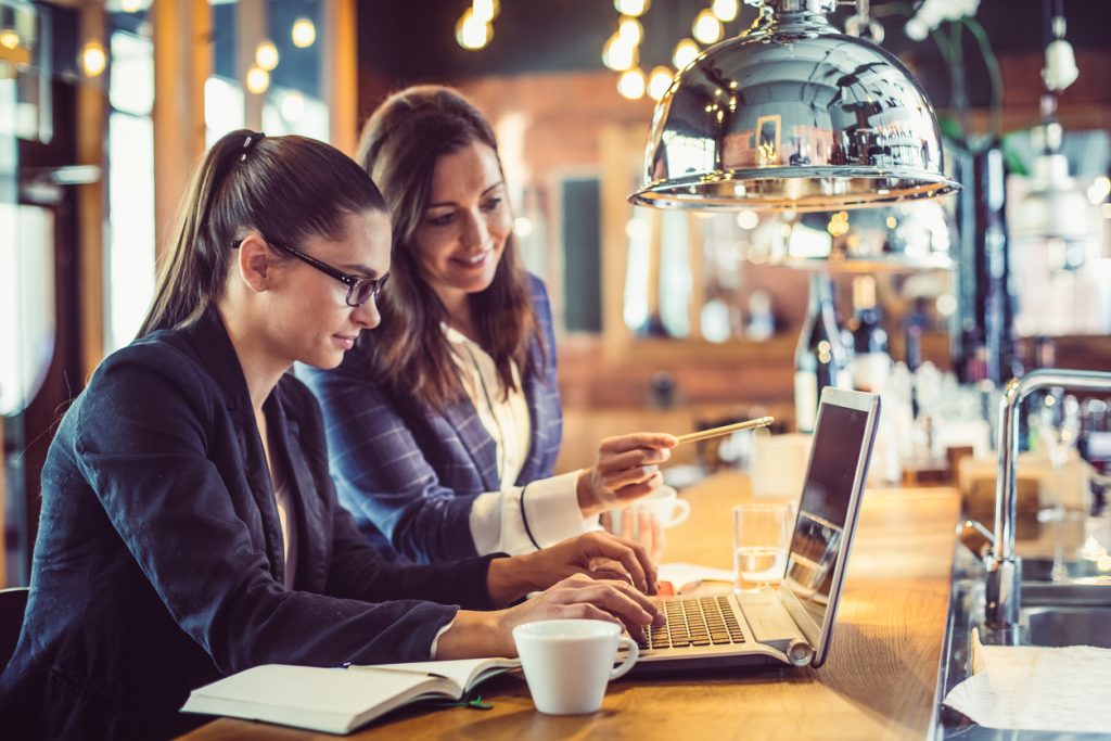 Geschäftsfrauen bei der Arbeit in einem Café-Restaurant