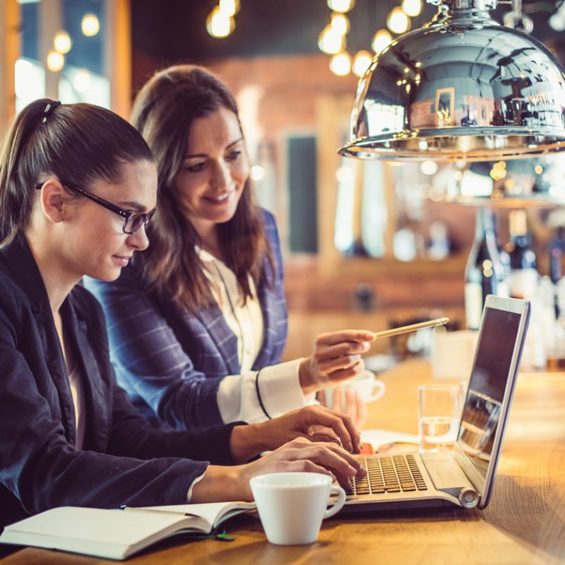 Geschäftsfrauen bei der Arbeit in einem Café-Restaurant